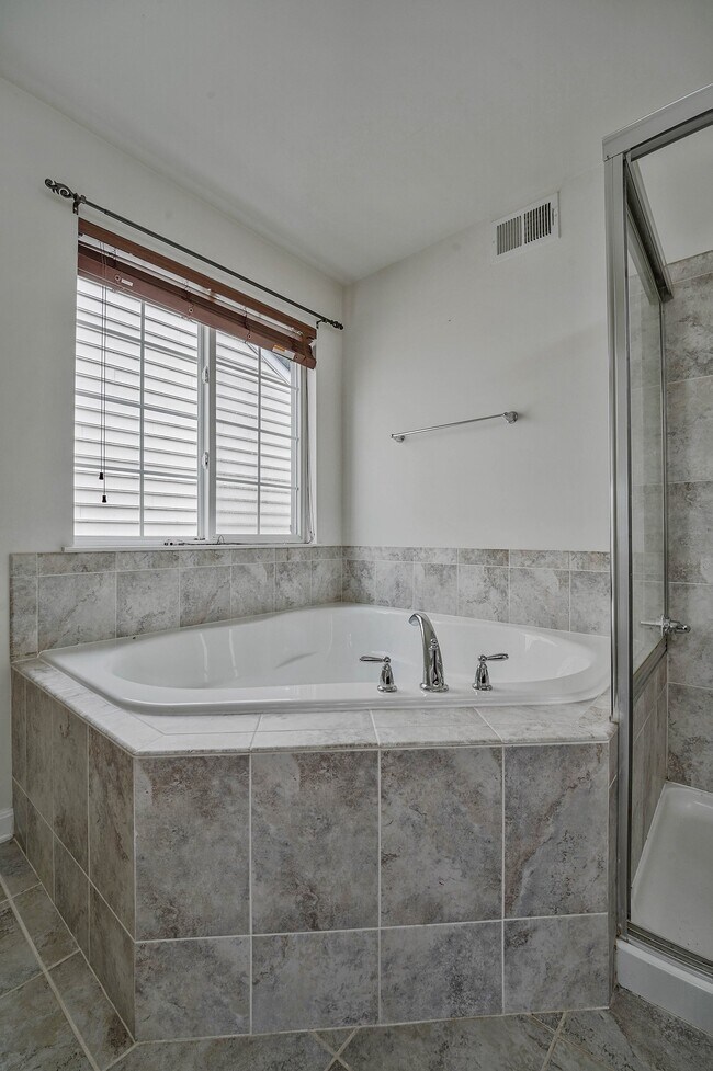 Building Photo - 3461 Eagle Ridge Dr