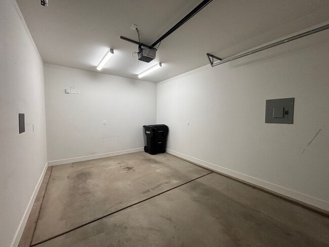 Building Photo - DARLING TWO BEDROOM TOWNHOME IN CEDAR CITY!