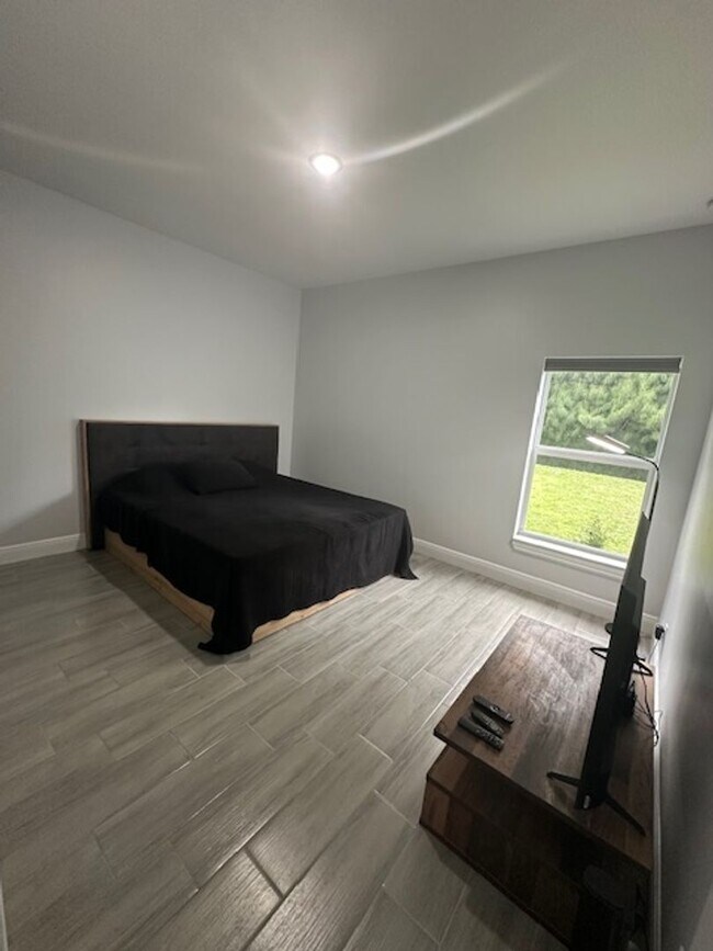 Building Photo - 3 Bedroom 2 Bath 1 Car Garage