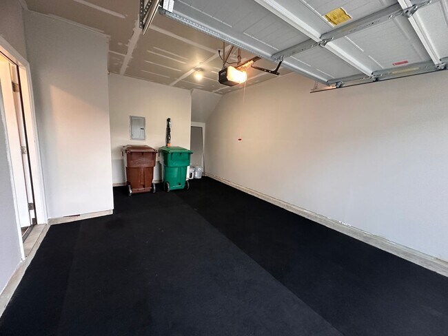 Building Photo - 3BR 2.5BA Townhome in High Point