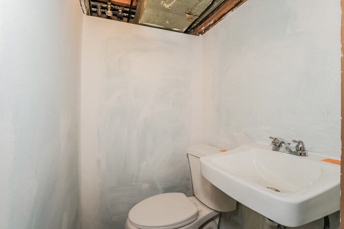 Building Photo - 1420 Oakwood Ave