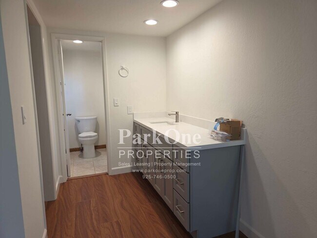 Building Photo - 1501 Fieldcrest Dr