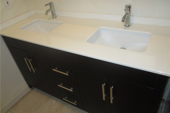 Building Photo - 1053 Dundas St