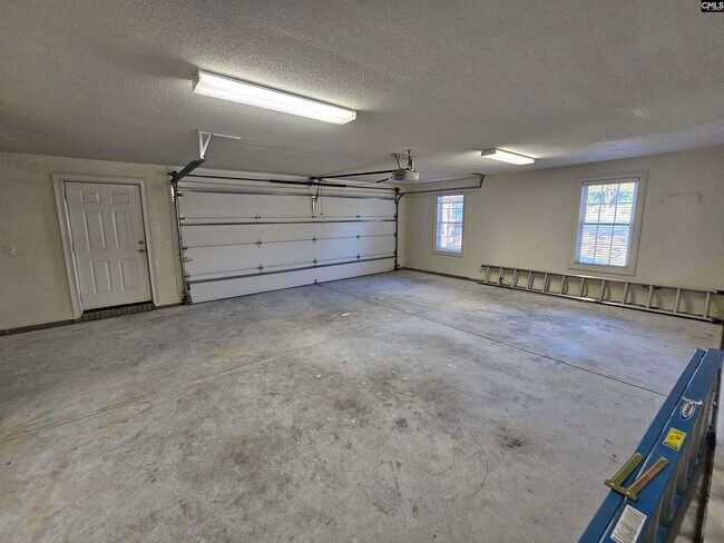 Building Photo - 120 Mossy Ln