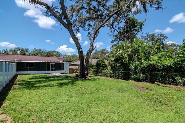 Building Photo - Move-In Incentive! Updated 2/1 Brandon Dup...