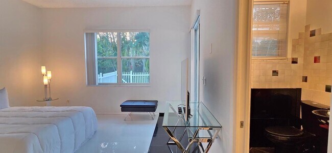 Building Photo - 661 Lake Wellington Dr