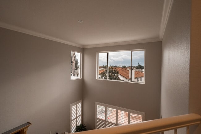 Building Photo - 6655 Hollycrest Ct