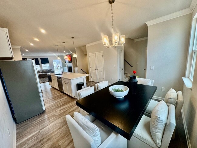 Building Photo - Spacious 3 Bedroom Townhouse