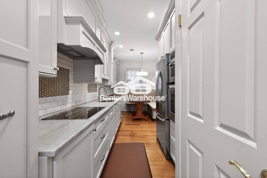 Building Photo - 986 N Royal St