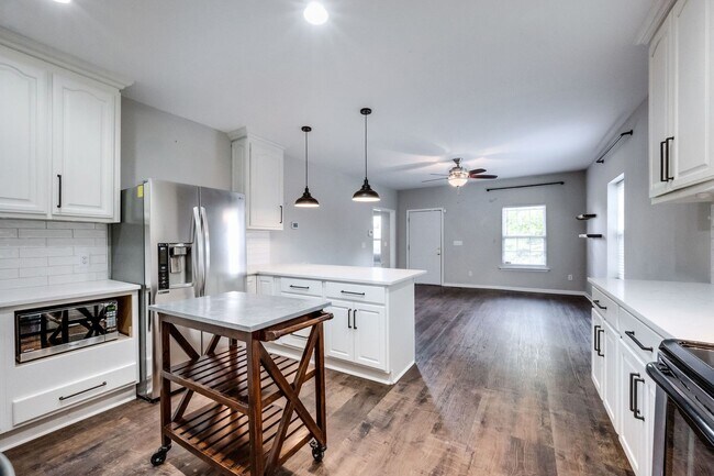 Building Photo - Welcome home to this stunning home in the great Sylvan Heights neighborhood!