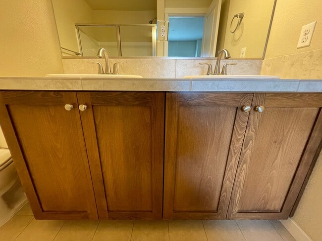 Building Photo - Villebois Townhome with Access to the Sparrow Creek Community Center