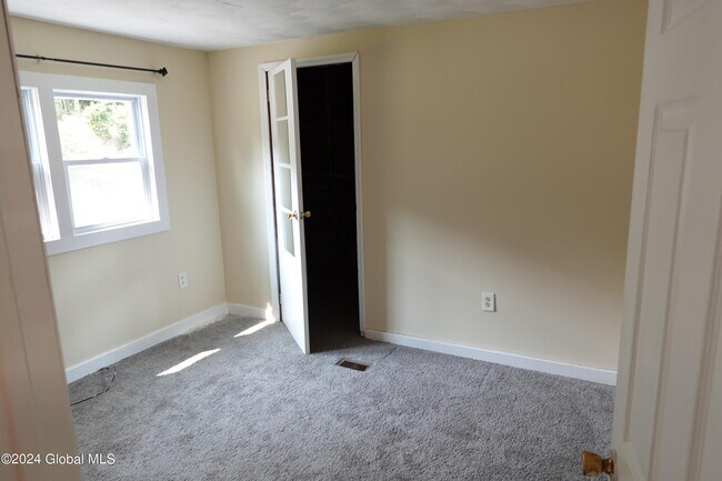 Building Photo - 844 Burden Lake Rd