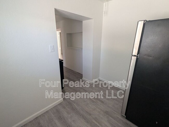 Building Photo - 102 E Hatcher Rd