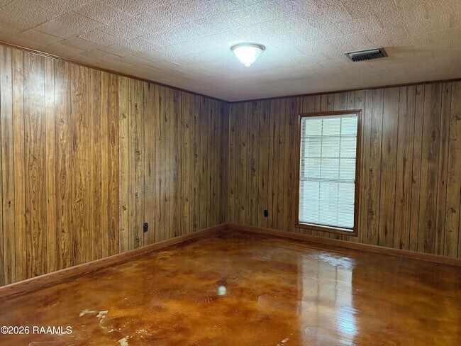 Building Photo - 325 Yearling Rd