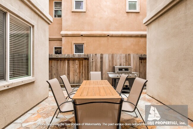 Building Photo - Gorgeous, Large downtown Huntington Beach Vacation Rental