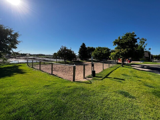 Building Photo - 2 Bedroom 2.5 bathroom Townhouse in Greeley