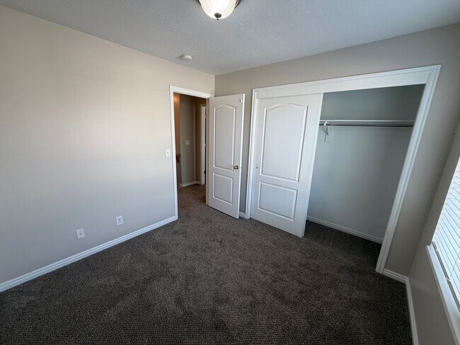 Building Photo - 977 Chelsea Ln