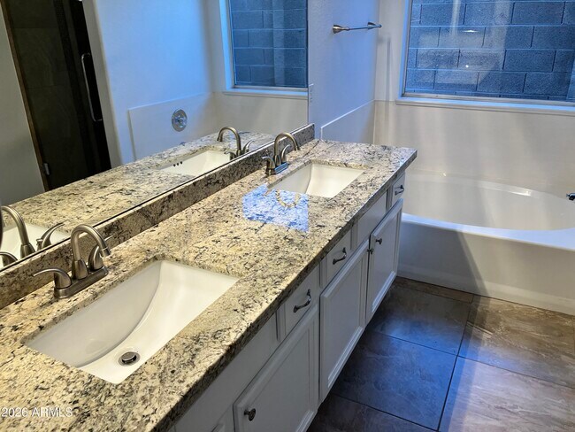 Building Photo - 2240 E Aire Libre Ave