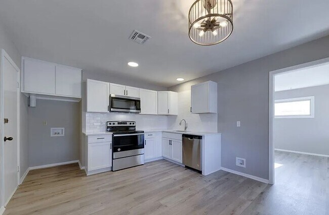 Building Photo - Adorable 4 Bedroom in Haysville!