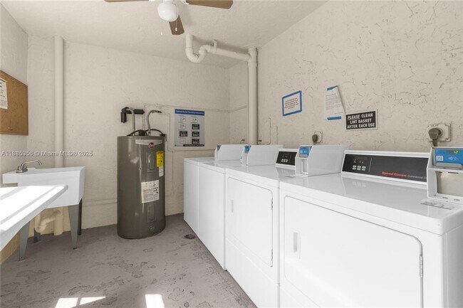 Building Photo - 9410 Poinciana Pl