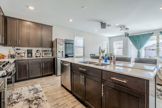 Building Photo - 9935 E Thornbush Ave