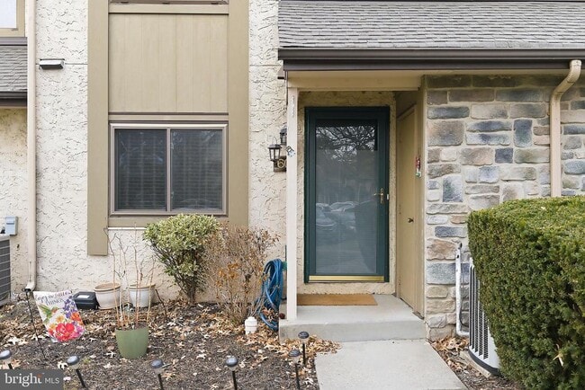 Building Photo - 60 Hampshire Dr