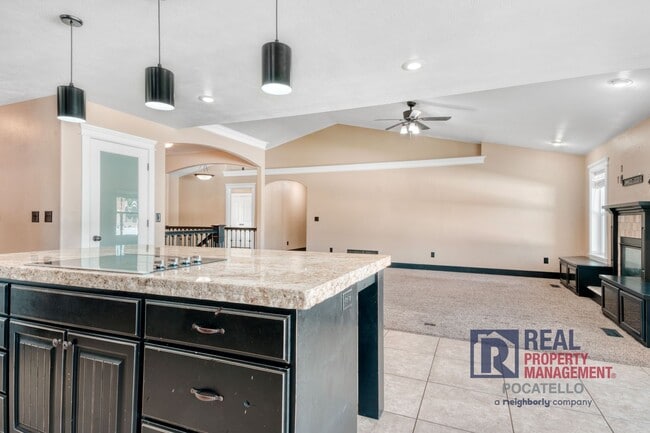 Building Photo - Beautiful - Elegant - 5 Bedrooms - 3 Car -...