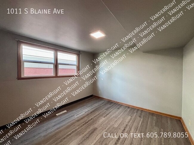 Building Photo - 1011 S Blaine Ave