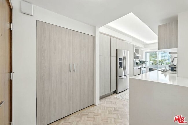 Building Photo - 838 N Doheny Dr