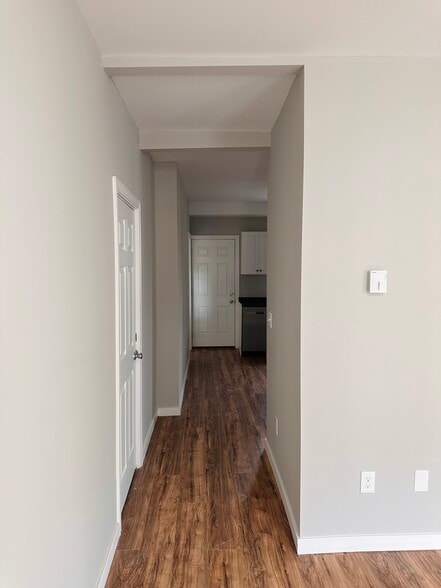 Building Photo - 19 Thompson St