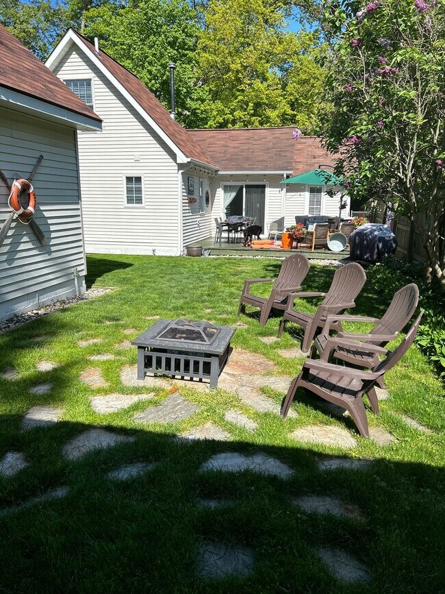 Building Photo - Home on East Bay – Impeccably Furnished Of...