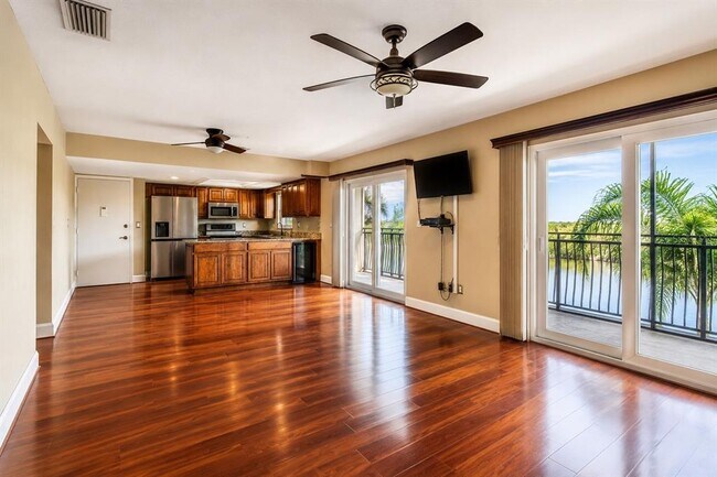 Building Photo - 8804 Bay Pointe Dr