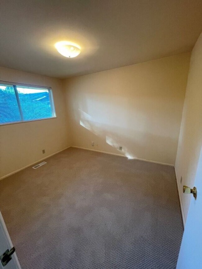 Building Photo - 3Bd/1.75Ba Shoreline House