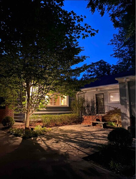 Building Photo - 921 Brentwood Dr