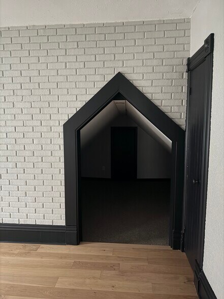 Building Photo - 517 Livingston