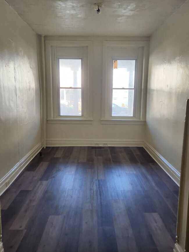 Building Photo - 920 W King St