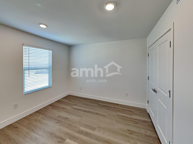 Building Photo - 9623 E Harkes Dr