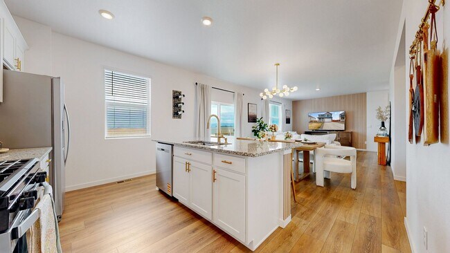 Building Photo - Like New Home W/ 3 Bed, Office, & Loft