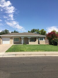 Building Photo - 709 Palomas Dr NE