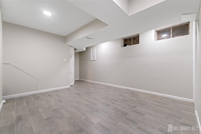 Building Photo - 496 Westgate Dr