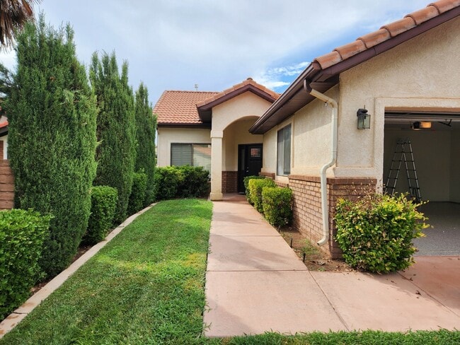 Building Photo - Beautiful home in well kept community