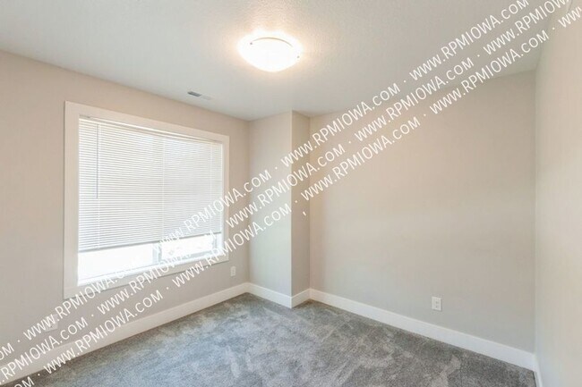 Building Photo - 10009 Powell Ave