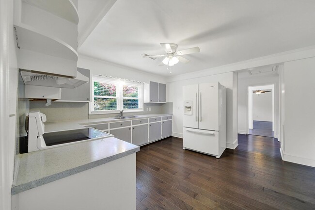 Building Photo - Wonderful Three Bed Two Bath Home in Stanf...