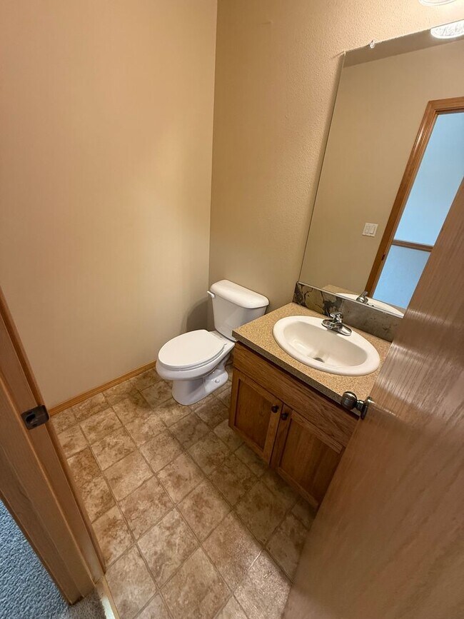 Building Photo - 3 Bed/2.5 Bath Townhome in NE Bend - Canoe Court