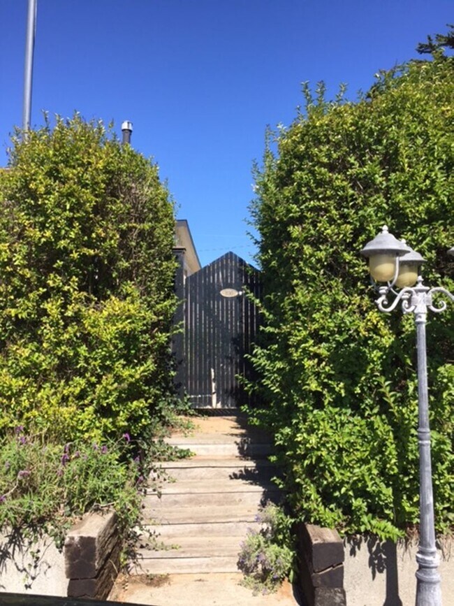 Building Photo - Boutique Studio with Beautiful Views in Bodega Bay