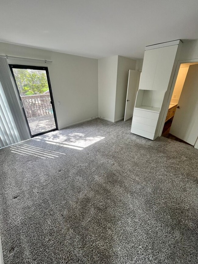 Building Photo - For Rent: 3 Bed, 2.5 Bath Townhome in University City