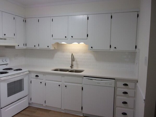 Building Photo - Fully Renovated 2 Bedroom 1 1/2 Bath Townh...