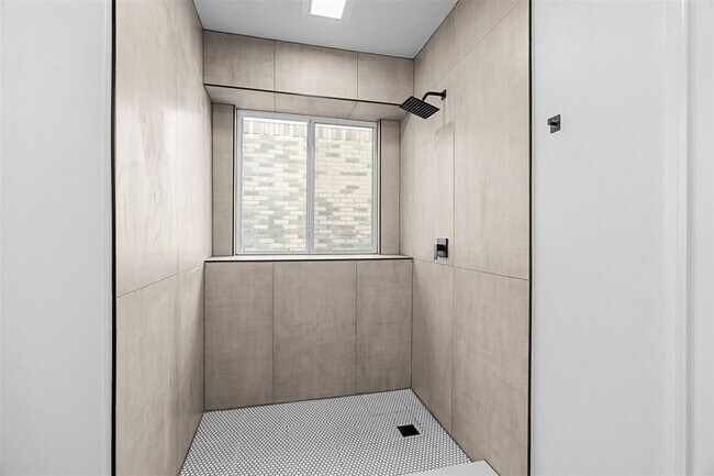 Building Photo - 16307 Essex Cove