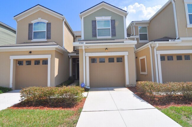 Building Photo - LIKE NEW OAKLEAF TOWNHOME!