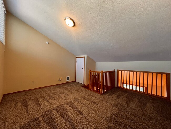 Building Photo - Upper Level Updated Condo Near Van Mall!